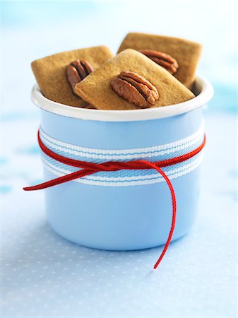 Cup of Gingerbread Pecan Cookies Fotografie stock - Rights-Managed, Codice: 700-02669165