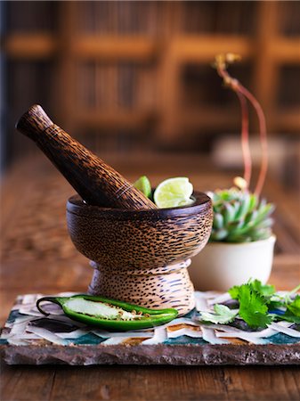 fruit vegetable dish - Mortier et pilon au citron vert, piment Jalapeno et coriandre Photographie de stock - Rights-Managed, Code: 700-02669171