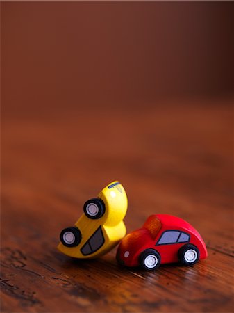 Voitures-jouets en bois miniature dans l'Accident Photographie de stock - Rights-Managed, Code: 700-02669172