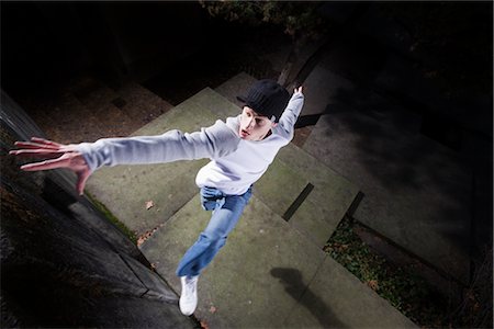 surélevé - Homme pratiquant de Parkour en ville, Portland, Oregon, Etats-Unis Photographie de stock - Rights-Managed, Code: 700-02669248