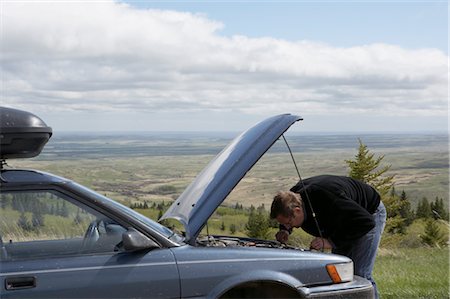 simsearch:700-03849549,k - Homme regardant sous le capot de la voiture à côté de la route, le Parc National des Prairies, Saskatchewan, Canada Photographie de stock - Rights-Managed, Code: 700-02669391