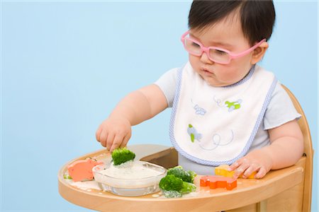 Baby Eating in Highchair Foto de stock - Con derechos protegidos, Código: 700-02669896