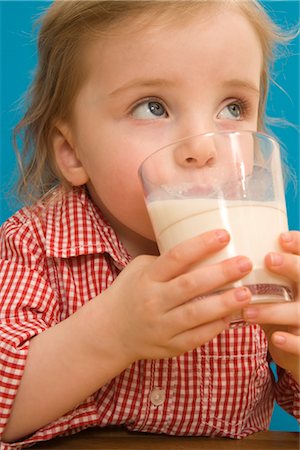 Girl Drinking Milk Foto de stock - Con derechos protegidos, Código: 700-02669987