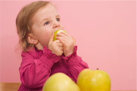 simsearch:700-02669997,k - Girl Eating Apple Fotografie stock - Rights-Managed, Codice: 700-02670009
