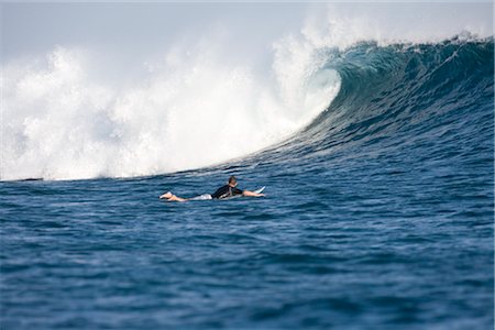 Surfer Paddling Out to Waves at Chickens Surf Break, North Male Atoll, Maldives Fotografie stock - Rights-Managed, Codice: 700-02670160