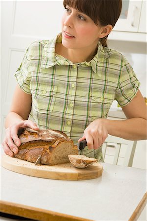simsearch:700-02638190,k - Woman Slicing Bread Foto de stock - Con derechos protegidos, Código: 700-02670201