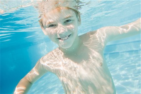 Portrait of Boy Underwater Foto de stock - Con derechos protegidos, Código: 700-02670775