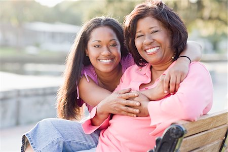 simsearch:700-03762644,k - Portrait de la mère et la fille sur le banc de parc Photographie de stock - Rights-Managed, Code: 700-02670791