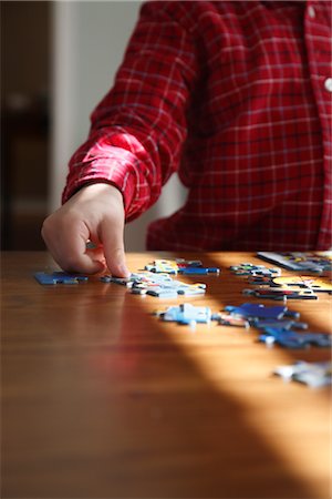 enigma - Child Playing With a Puzzle Foto de stock - Con derechos protegidos, Código: 700-02670928