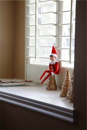 Christmas Decorations on Window Sill Foto de stock - Con derechos protegidos, Código: 700-02670944