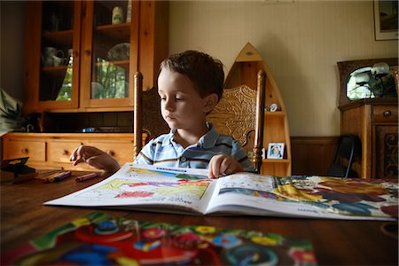 Little Boy coloriage dans salle à manger Photographie de stock - Rights-Managed, Code: 700-02671013