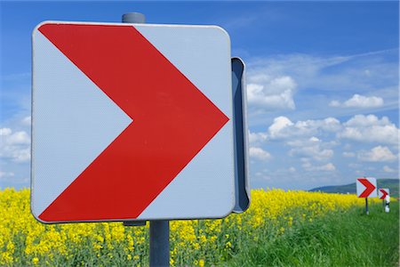 Signalisation routière en regard du champ de Canola, Bavière, Allemagne Photographie de stock - Rights-Managed, Code: 700-02671187