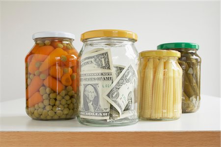 financement - Jars Full of Food and Money Foto de stock - Con derechos protegidos, Código: 700-02671314