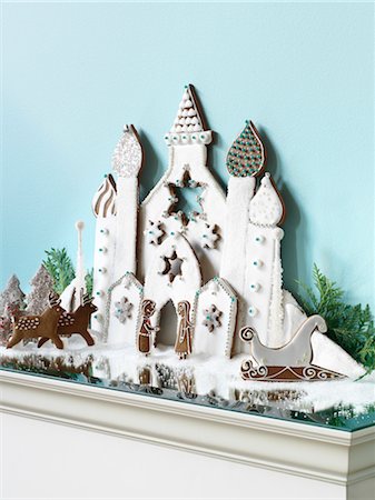 Gingerbread Palace on Mantel Fotografie stock - Rights-Managed, Codice: 700-02671406