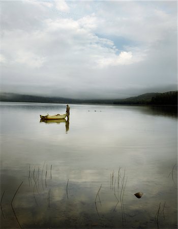 simsearch:700-06465570,k - Homme sur le bateau au milieu de Schroon Lake, New York, USA Photographie de stock - Rights-Managed, Code: 700-02671555