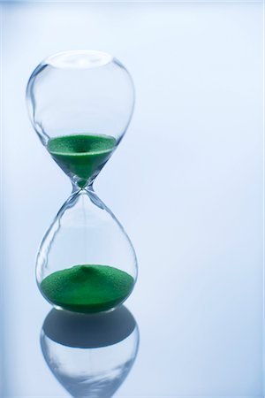 el tiempo se acaba - Hourglass Foto de stock - Con derechos protegidos, Código: 700-02685995