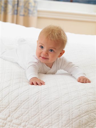 simsearch:700-02686511,k - Baby Laying on Bed Foto de stock - Con derechos protegidos, Código: 700-02686508