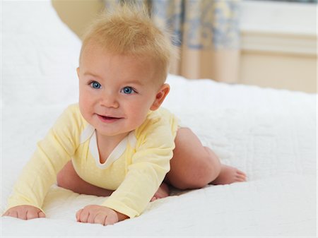 simsearch:700-02686511,k - Baby Crawling on Bed Fotografie stock - Rights-Managed, Codice: 700-02686510