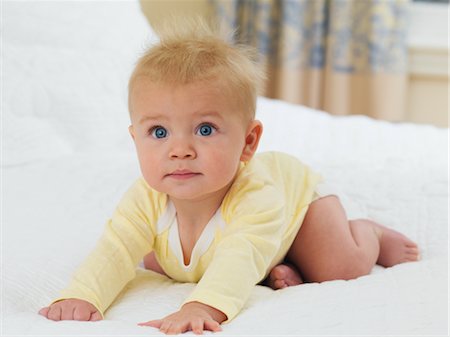 del bebè - Baby Crawling on Bed. Fotografie stock - Rights-Managed, Codice: 700-02686511