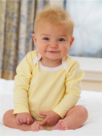 del bebè - Happy Baby Sitting on Bed. Fotografie stock - Rights-Managed, Codice: 700-02686512