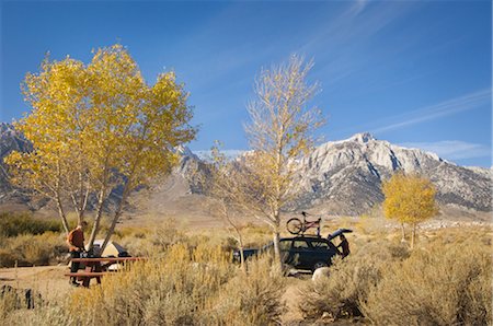 Paar Camping, Alabama Hills, einsame Pinie, Inyo County, Owens Valley, Sierra Nevada Range, Kalifornien, USA Stockbilder - Lizenzpflichtiges, Bildnummer: 700-02686520