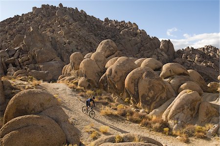 Man Mountain Biking, Alabama Hills, Lone Pine, Inyo County, Owens Valley, Sierra Nevada Range, California, USA Fotografie stock - Rights-Managed, Codice: 700-02686535