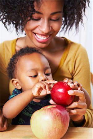 Mère et fils alimentation pommes Photographie de stock - Rights-Managed, Code: 700-02686574