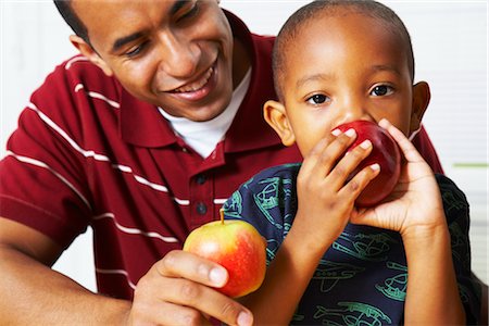 Father and Son Eating Apples Foto de stock - Con derechos protegidos, Código: 700-02686573