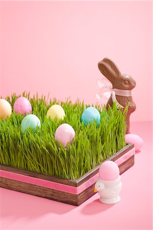 Easter Eggs in Tray Filled with Grass and Chocolate Easter Bunny Foto de stock - Con derechos protegidos, Código: 700-02694066