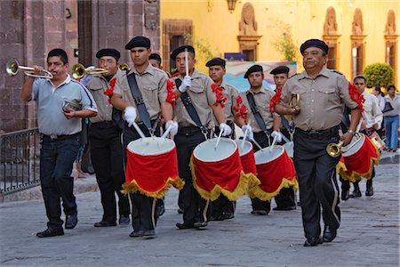 fanfare - Street Parade, San Miguel de Allende, Guanajuato, Mexique Photographie de stock - Rights-Managed, Code: 700-02694264