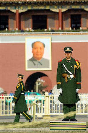 Policier paramilitaire sur la garde à la porte de la paix céleste, le Portrait de Mao Tsé-Toung dans la fond, le Palais impérial, place Tiananmen, Forbidden City, Beijing, Chine Photographie de stock - Rights-Managed, Code: 700-02698372