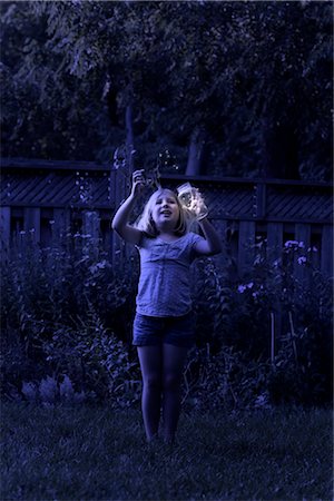 pillar - Girl Trying to Catch Fireflies at Night Foto de stock - Con derechos protegidos, Código: 700-02698412