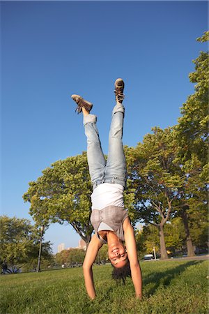 Frau macht einen HandStand Stockbilder - Lizenzpflichtiges, Bildnummer: 700-02698592