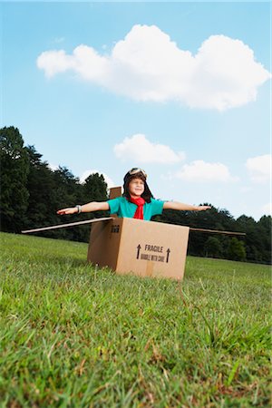 prétendre - Garçon jouant dans une boîte en carton Photographie de stock - Rights-Managed, Code: 700-02693930