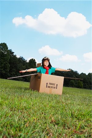 Garçon jouant dans une boîte en carton Photographie de stock - Rights-Managed, Code: 700-02693930