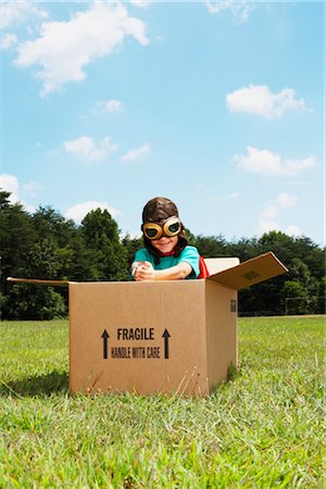 prétendre - Garçon jouant dans une boîte en carton Photographie de stock - Rights-Managed, Code: 700-02693931