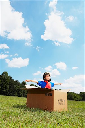 Boy Playing in Cardboard Box Foto de stock - Con derechos protegidos, Código: 700-02693933