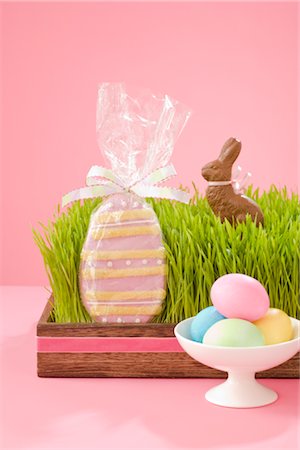 simsearch:700-01124525,k - Easter Eggs and Cookies, and Chocolate Bunny Foto de stock - Con derechos protegidos, Código: 700-02693980