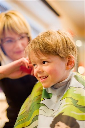 Boy Having Haircut, Salzburg, Austria Foto de stock - Direito Controlado, Número: 700-02700158