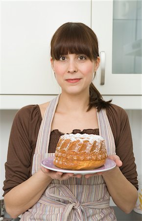 simsearch:6102-03904733,k - Porträt der Frau in der Küche hält einen Kuchen Stockbilder - Lizenzpflichtiges, Bildnummer: 700-02700190