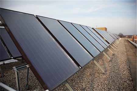 rayon uv - Panneaux solaires sur le toit, Toronto, Ontario, Canada Photographie de stock - Rights-Managed, Code: 700-02700230
