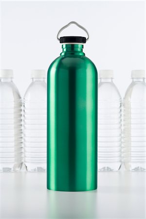 emerald green - Metal Water Bottle and Plastic Bottles Foto de stock - Con derechos protegidos, Código: 700-02700413