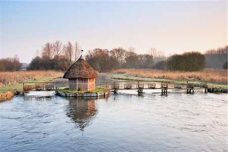 Traditional Thatched Hut and Salmon Traps Across River Test at Dawn in Winter, Hampshire, England Foto de stock - Con derechos protegidos, Código: 700-02700647
