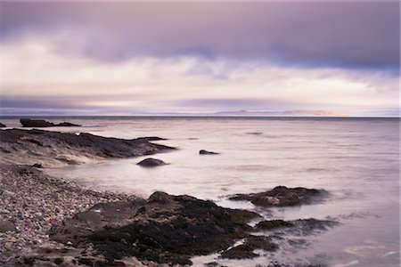 simsearch:700-02754699,k - Rocky Shoreline Stretching Out to Sea Under a Dark Sky, Near Corrie, Isle of Arran, North Ayrshire, Firth of Clyde, Scotland Foto de stock - Direito Controlado, Número: 700-02700656
