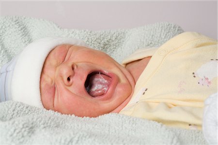 simsearch:700-02130447,k - Newborn Baby Crying Foto de stock - Direito Controlado, Número: 700-02700889