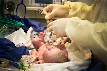 Nurse Cutting Umbilical Cord Foto de stock - Con derechos protegidos, Código: 700-02701281