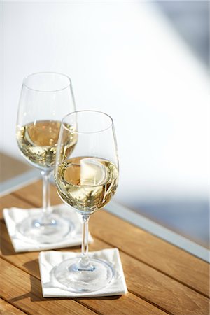 simsearch:700-01955787,k - Verres à vin sur Table Photographie de stock - Rights-Managed, Code: 700-02701357