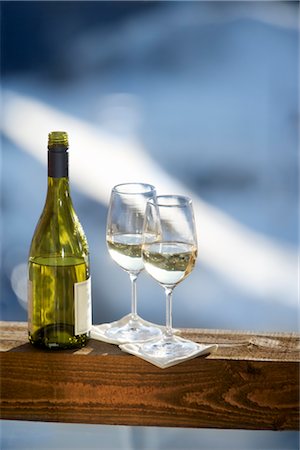 Verres à vin et bouteille de vin sur la balustrade en bois Photographie de stock - Rights-Managed, Code: 700-02701363