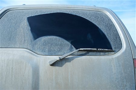 Dirt on Rear Window of Vehicle Foto de stock - Con derechos protegidos, Código: 700-02702583