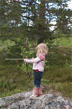 Girl Using Bow and Arrow Foto de stock - Con derechos protegidos, Código: 700-02702594